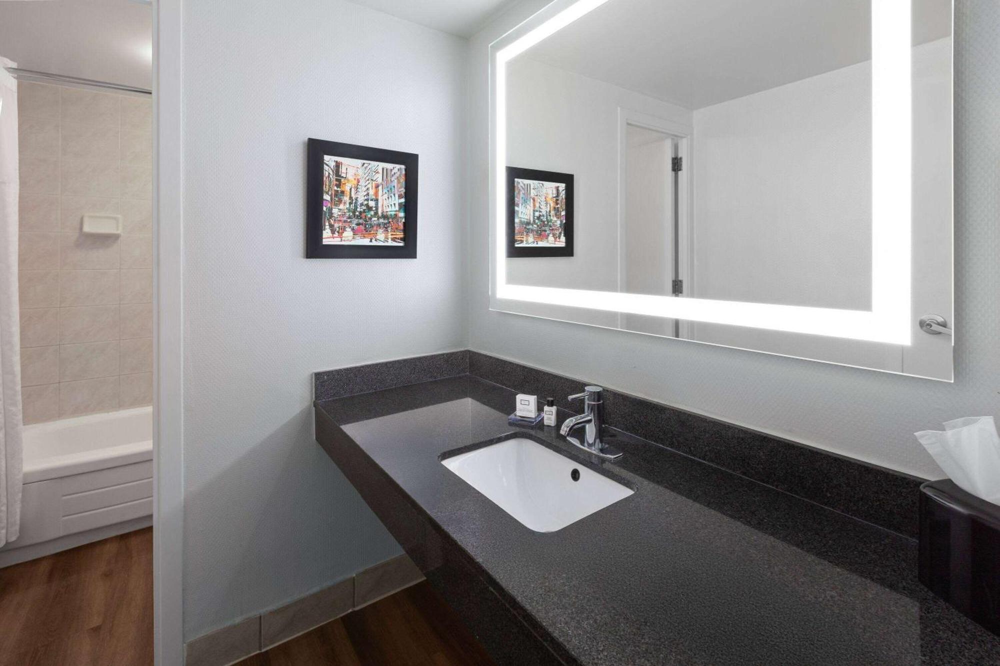 Wyndham Garden Norfolk Downtown Hotel Ngoại thất bức ảnh